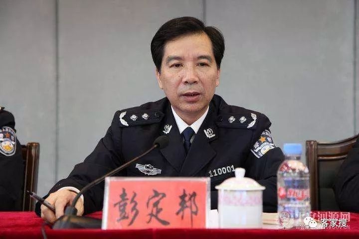 1995年起,谢辉进入河源市公安局,从交警支队办事员做起,历任市公安局