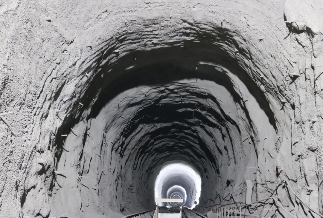 偏斜率096国内首次400米级长斜井精准贯通