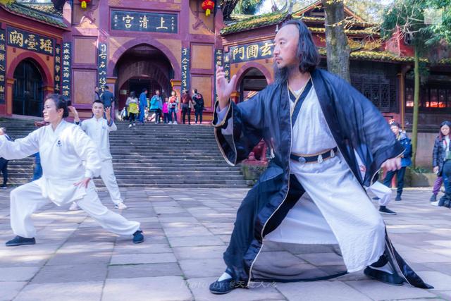 刘绥滨老师出身于青城派武术世家,自幼习武,从医12载,传播武术搏击