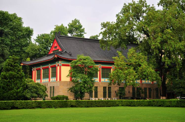 学校有地理科学学院,环境学院,电气与自动化工程学院,法学院,公共管理