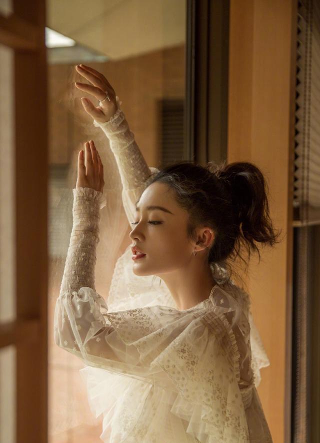 李沁的搭配,气质拿捏稳了,就永远都是时尚不过时的潮搭典范