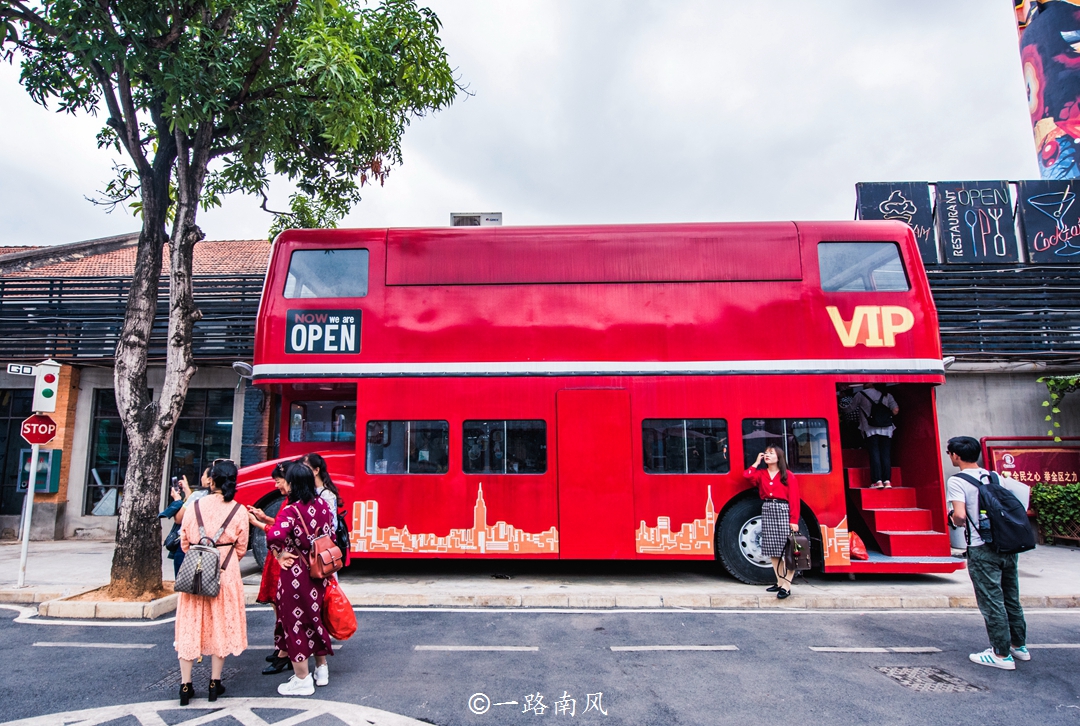 广西南宁也有66号公路,汽车被当成商店,游客纷纷来拍照!_巴士