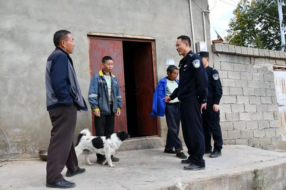 "点赞会泽迤车派出所优秀社区民警,为群众办实事,解难事".