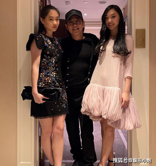 李连杰搂俩女儿开心合照 网友:这是利智?