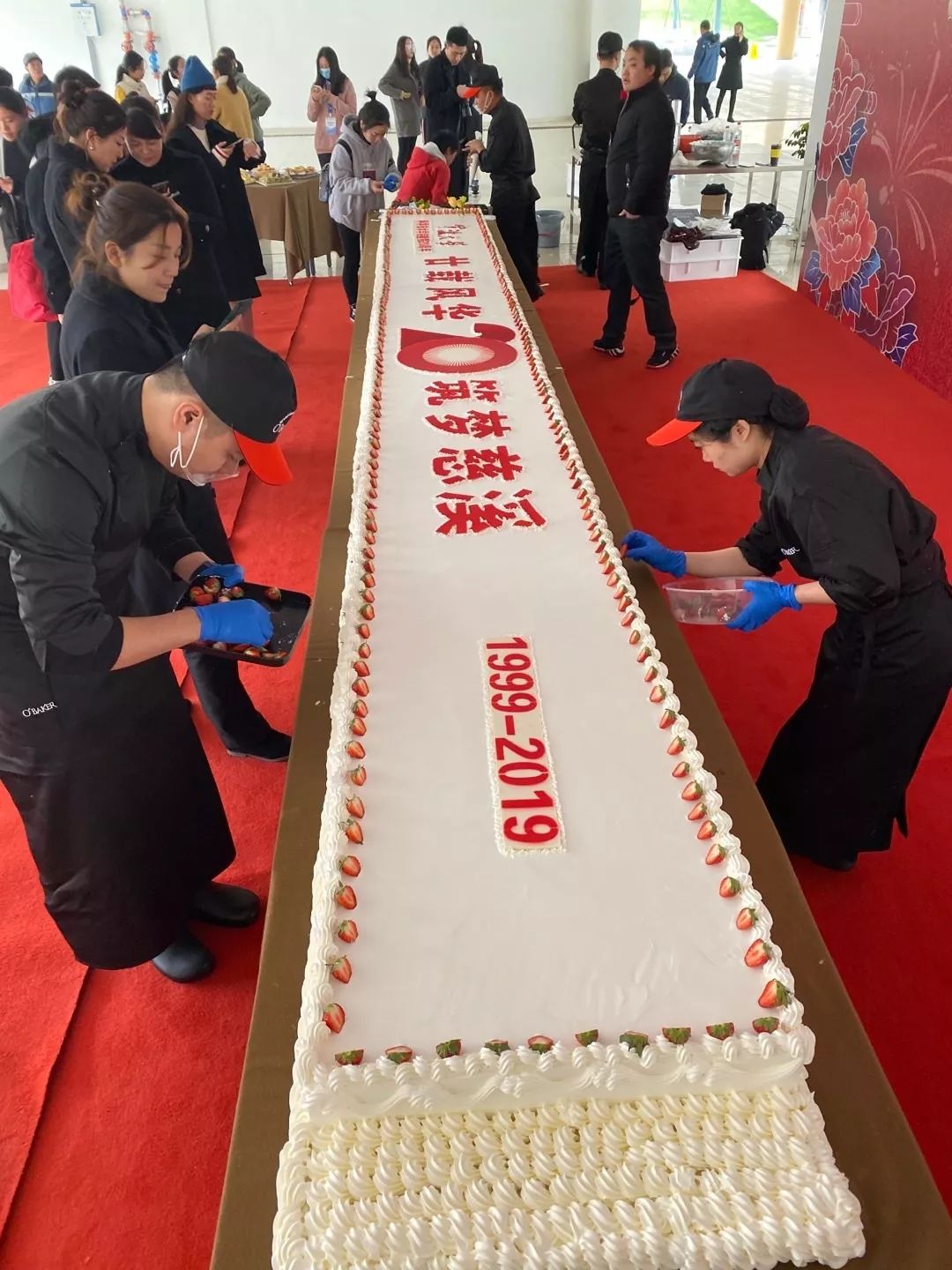 廿载风华 共享甜蜜——建院20周年大蛋糕喜迎校庆 翰墨飘香——教职工