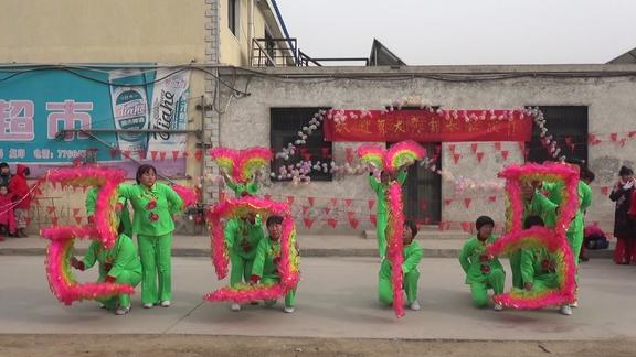 厉害!扇子舞《开门红》,又是组字,又变队形