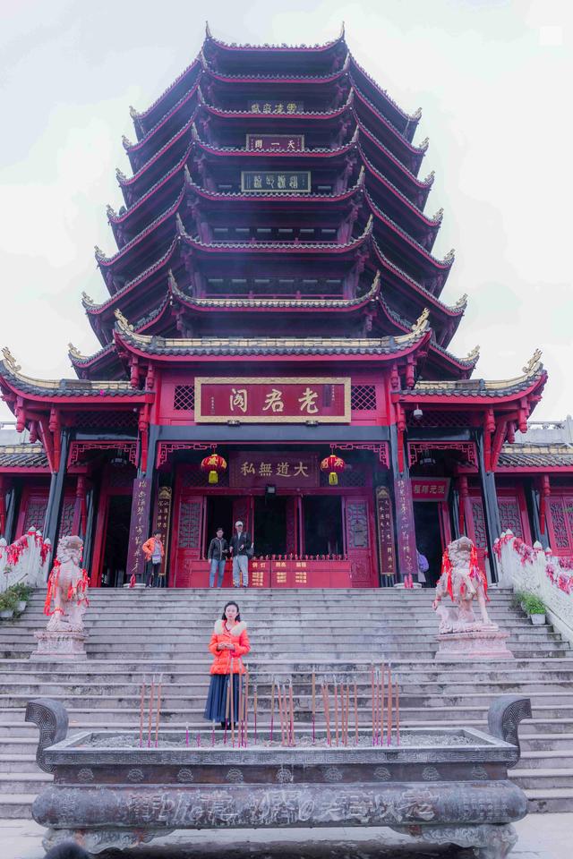 老君阁位于青城第一峰绝顶(即彭祖峰顶,或称高台山,老霄顶),海拔高