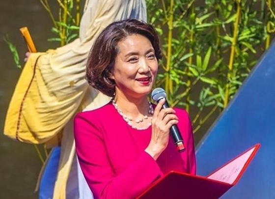 她是著名主持人上海台三顾茅庐没请动却被央视抢走