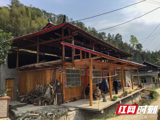 岭头村易地扶贫搬迁户新修侗族木房.