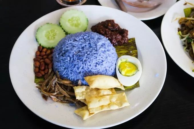 图源/马蜂窝@小盒饭马来非常著名的蓝花椰浆饭,椰浆味儿并不是很浓