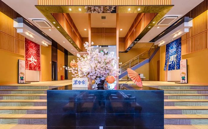 要做好心理准备~还有一溜的漫画书籍提供休闲区有儿童乐园,海洋球,滑