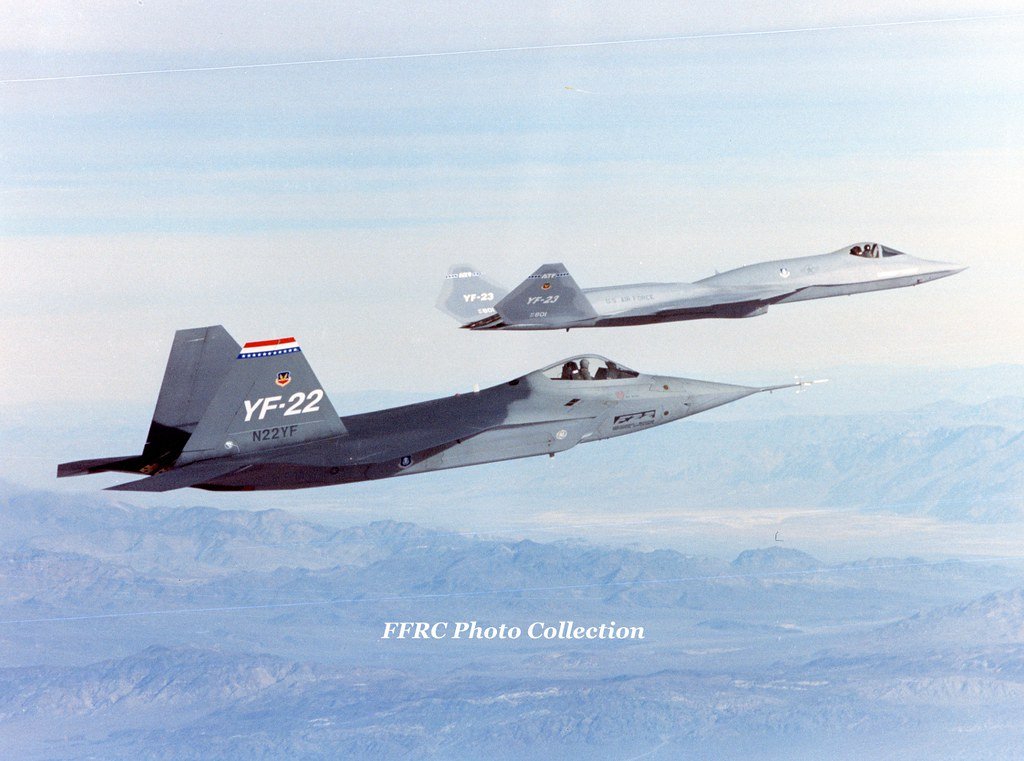 同样在1997年,俄国的苏47技术验证机首飞,又过了3年,米格1.