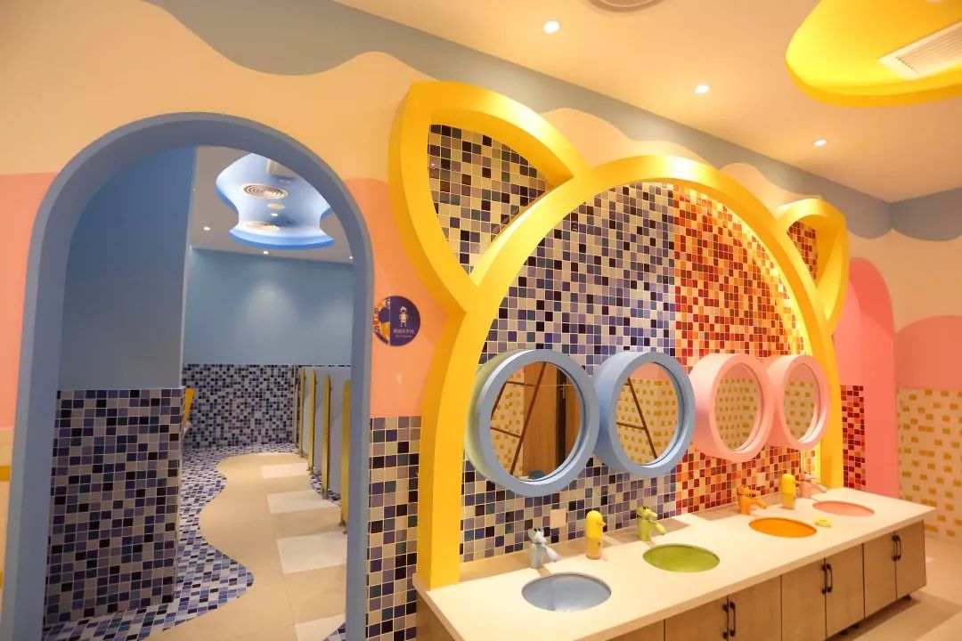 此外,场内每楼层均设置"温馨母婴室","亲子卫生间",让每位妈妈带娃