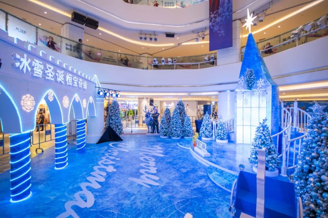 它还把elsa女王的城堡都搬到商场里面了!和电影里的一模一样有木有!