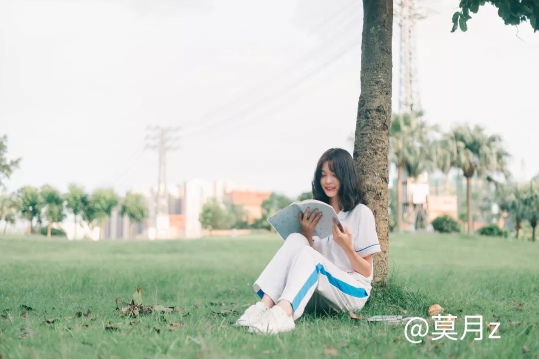 棉城中学校服设计白蓝相间,象征着蓝天白云,无论坐着拍照还是站着拍照