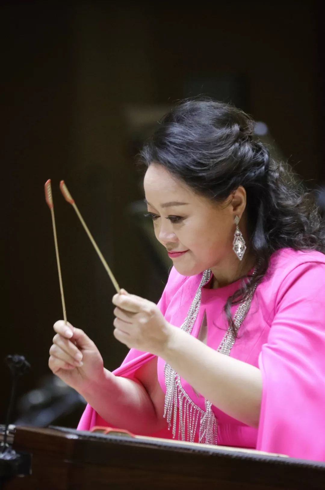 音乐会的主角,国家一级演员,著名扬琴演奏家谌向阳,舞台演奏恰如其名