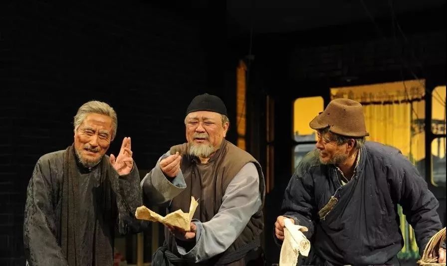   新版《茶馆》>首演那天,老先生们都来了,在台下坐了一片.