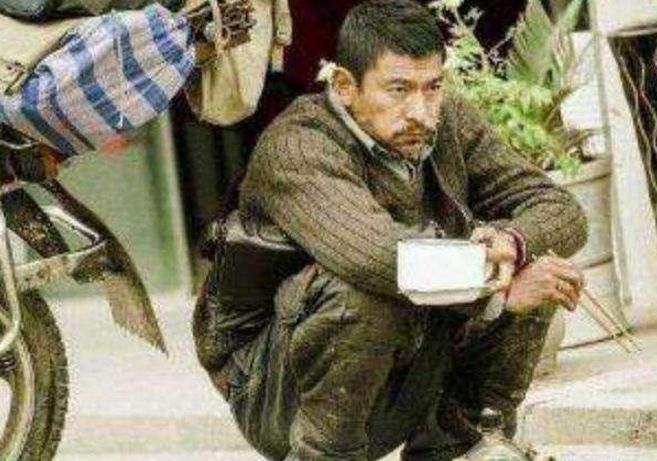 一线当红明星片场吃什么吴京吃泡面华仔落魄杨颖九菜一汤