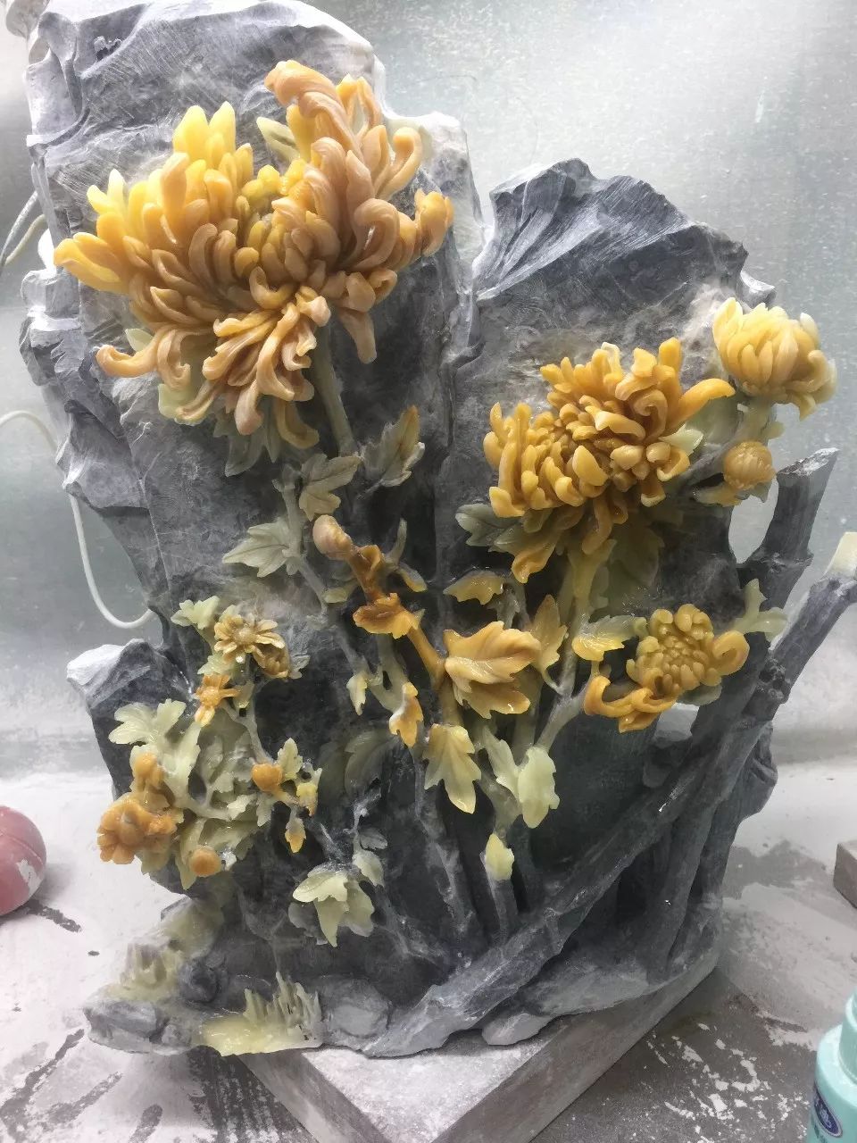 水中的黄菊花那般的雅致,仿佛盛开在水中的葵花,一瓣瓣,一缕缕,那么的