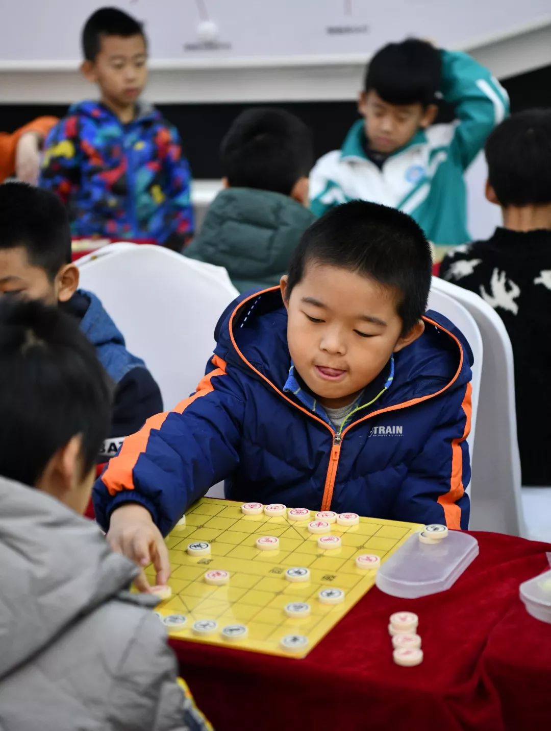 现场小棋手们举棋若定,布局落子颇具大师风范.