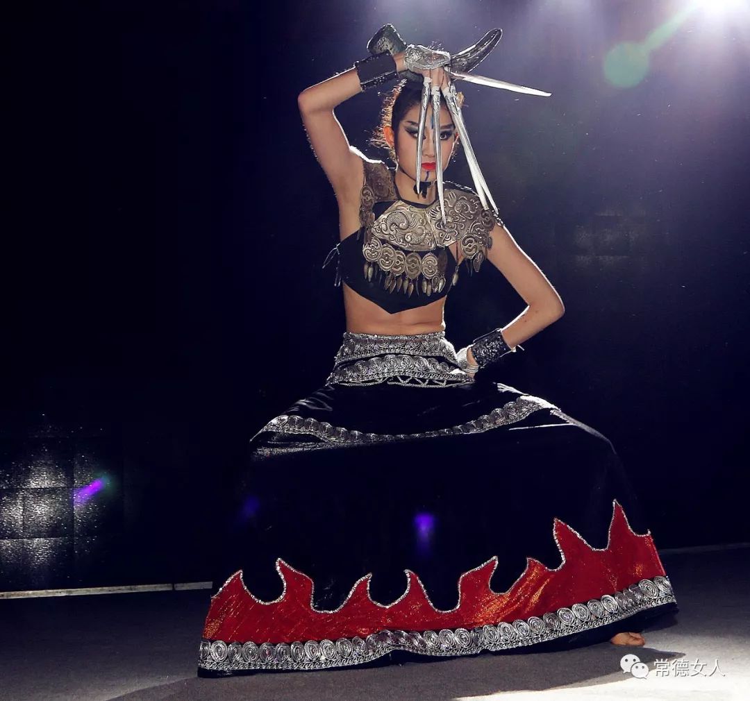 长甲舞是杨丽萍老师根据西双版纳傣族,泰国,缅甸等东南亚地区传统的