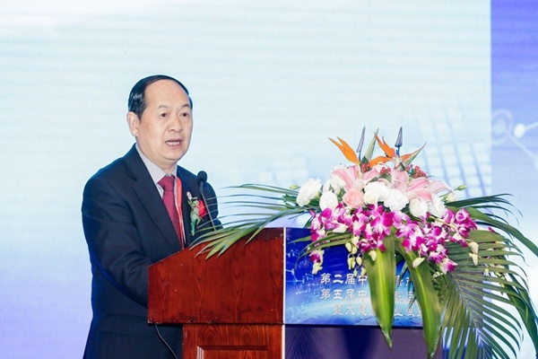 全国卫生产业企业管理协会会长窦熙照致辞.