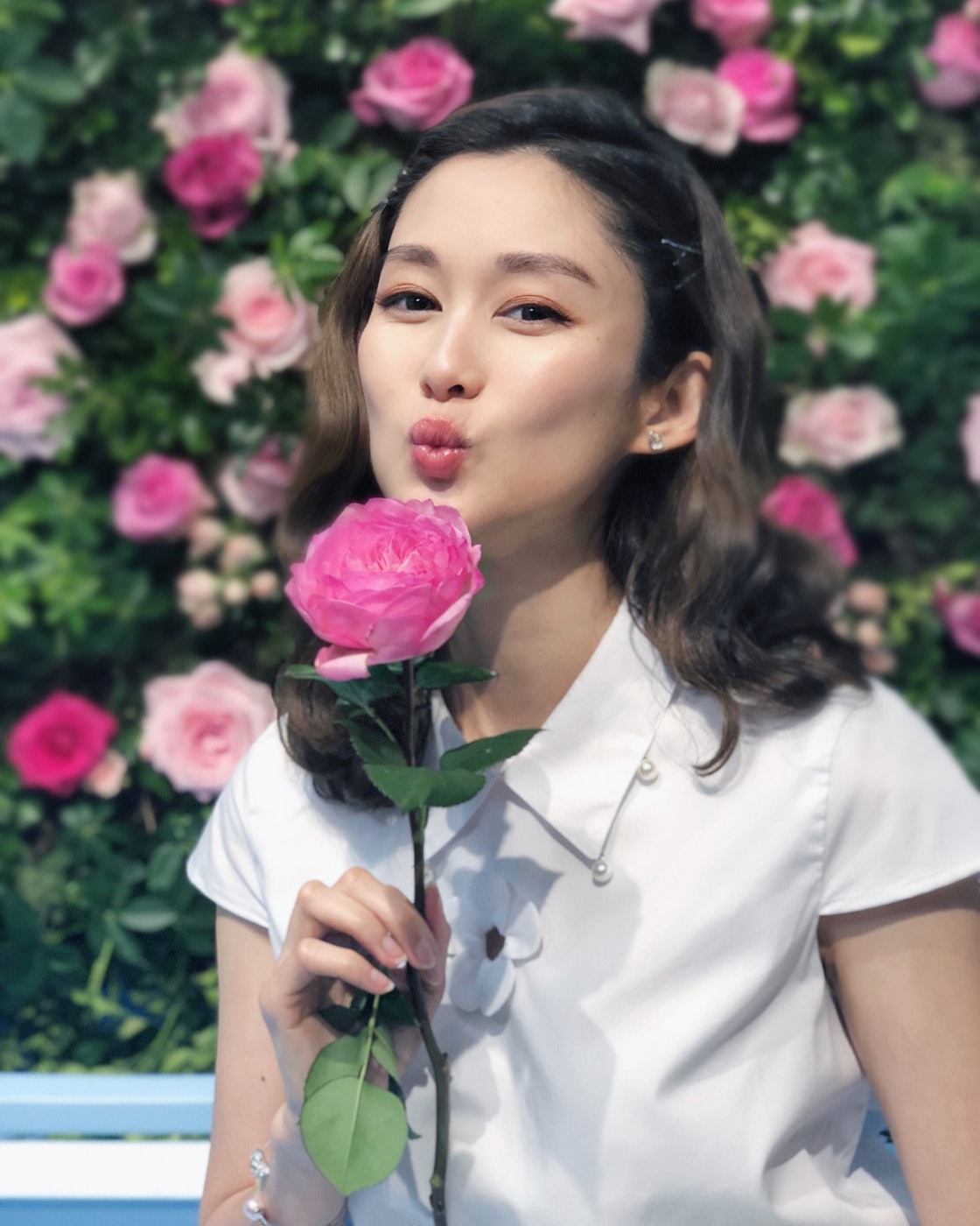 原创女为悦己者容,即使做了妈妈,岑丽香依旧少女味甚浓,出席活动