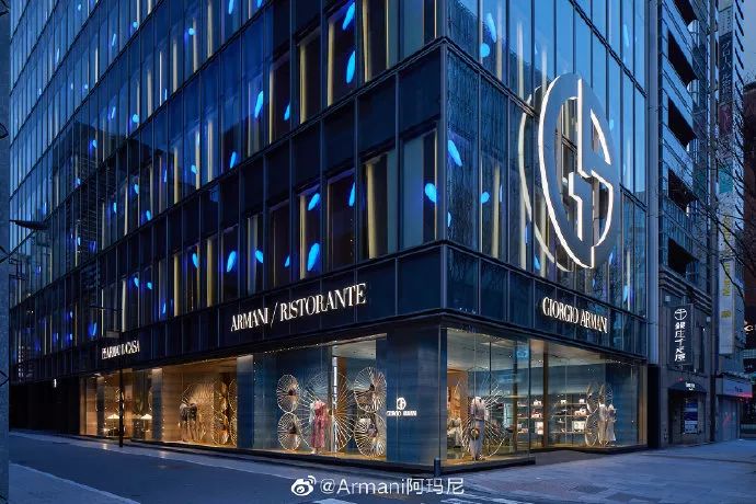 副线emporio armani 价格较低,设计比较年轻活泼.