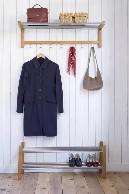 组合的墙壁挂衣钩,非常适合放在玄关的位置,用来挂外套和包包,雨伞等