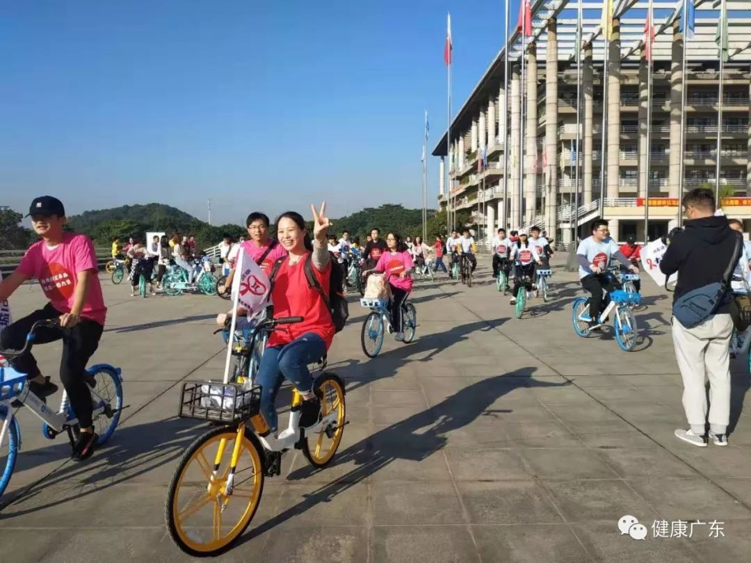 来自大学城10所高校,番禺区红丝带志愿者服务队的100多名学生和医务