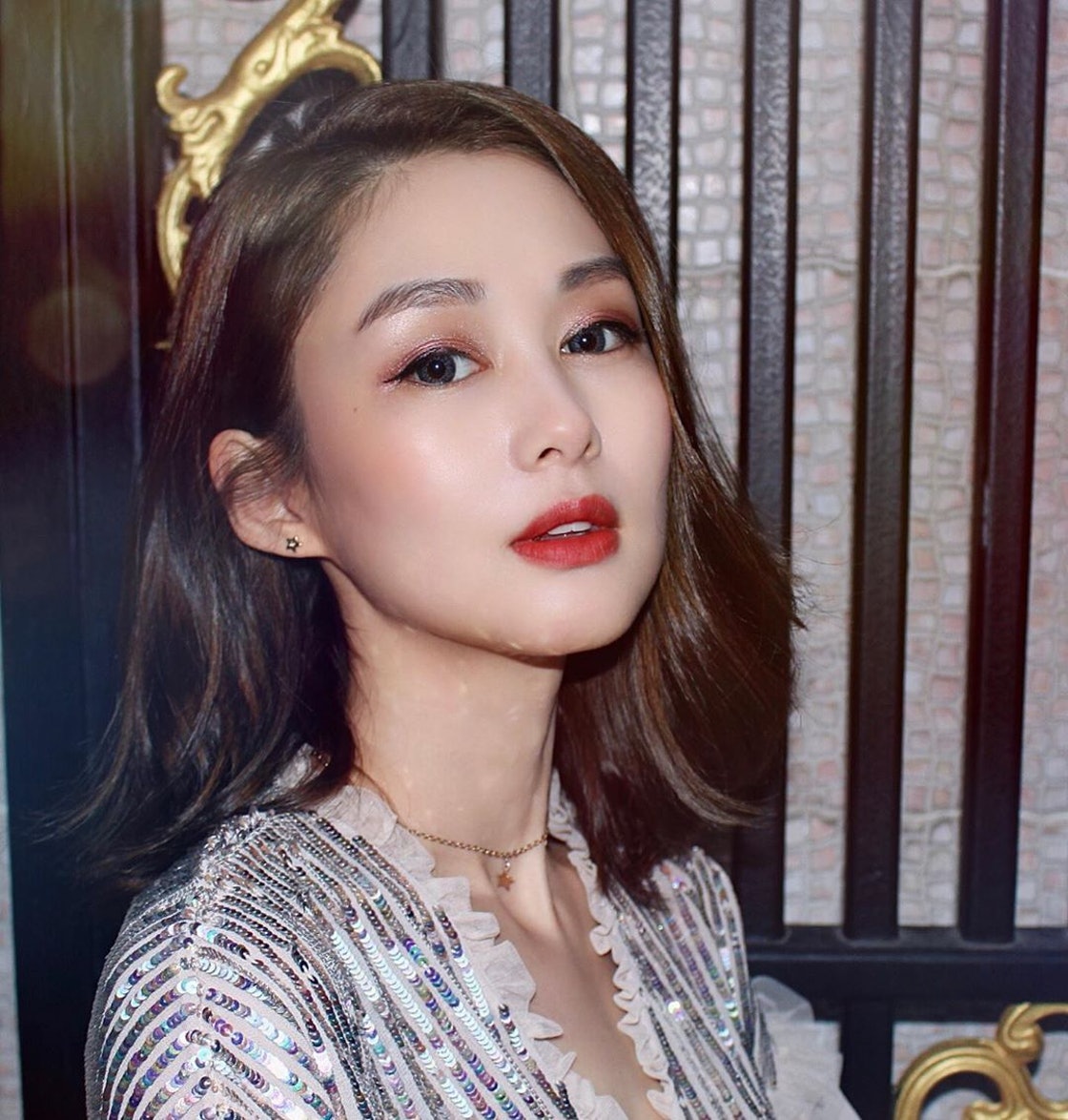 原创女为悦己者容,即使做了妈妈,岑丽香依旧少女味甚浓,出席活动