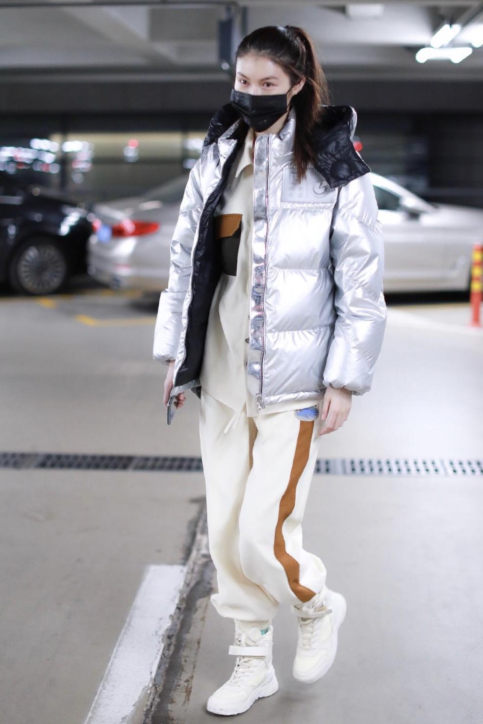 原创超模何穗颜值真高扎高马尾辫搭配银色羽绒服走机场高级感大气