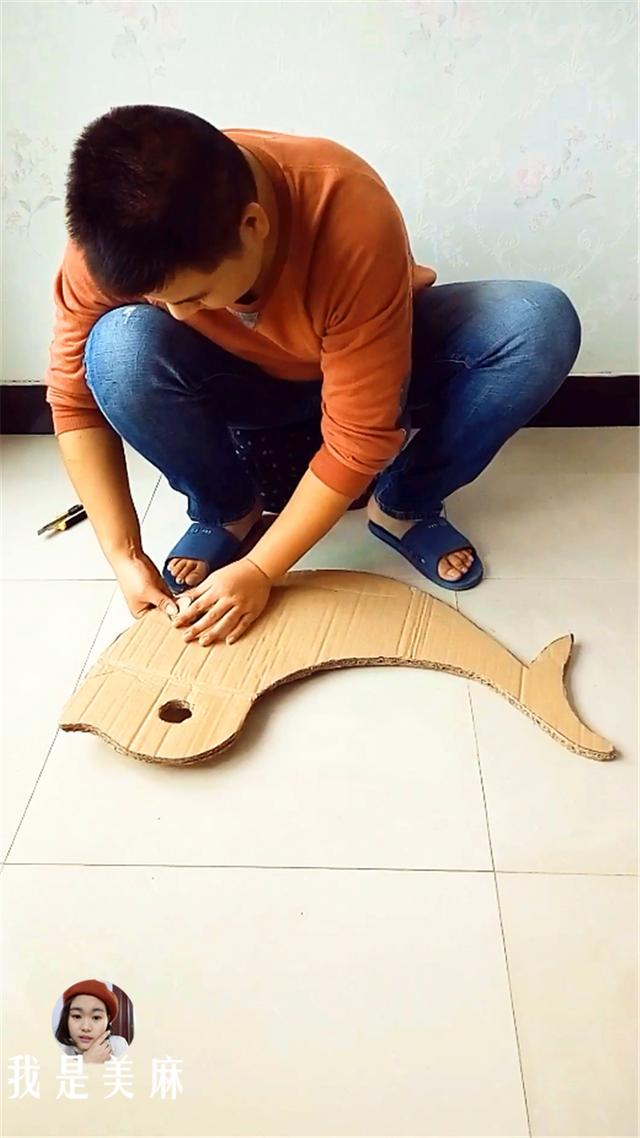 原创爸爸用38个空瓶子给儿子做了个儿童摇摇马做法超简单先收藏了