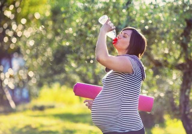 她竟然尿裤子孕妈公交车漏尿被嘲笑邻座大妈霸气回怼