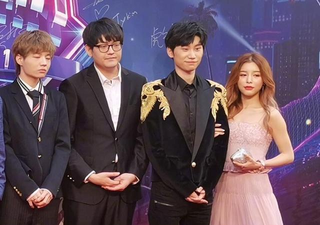 刚刚获得s9世界冠军的fpx全员集体亮相,冠军中单doinb更是携带妻子糖