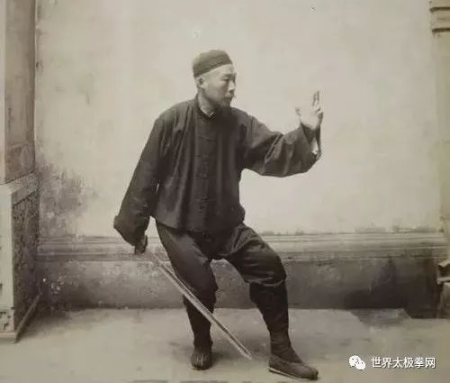 但陈微明体质弱,虽然34岁,但头发已白十之三四,练形意拳站三体式,架势