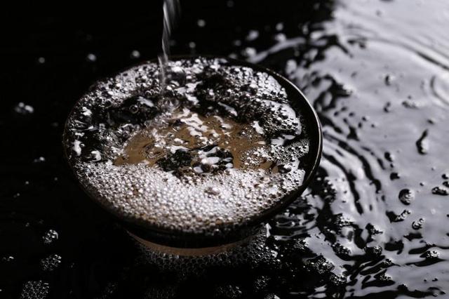 进入座位后,主人应该先为客人倒酒,倒酒时,右手拿瓶子,将商标面向客人