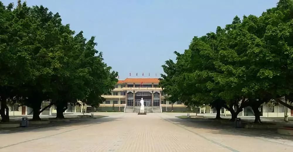 彭湃中学历史悠久,前身是1913年创办的海丰县立中学,解放之初更名为