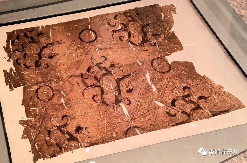 此衣袖为罗地 以锁绣绣法表现龙凤虎湖北省荆州市马山1号墓出土刺绣