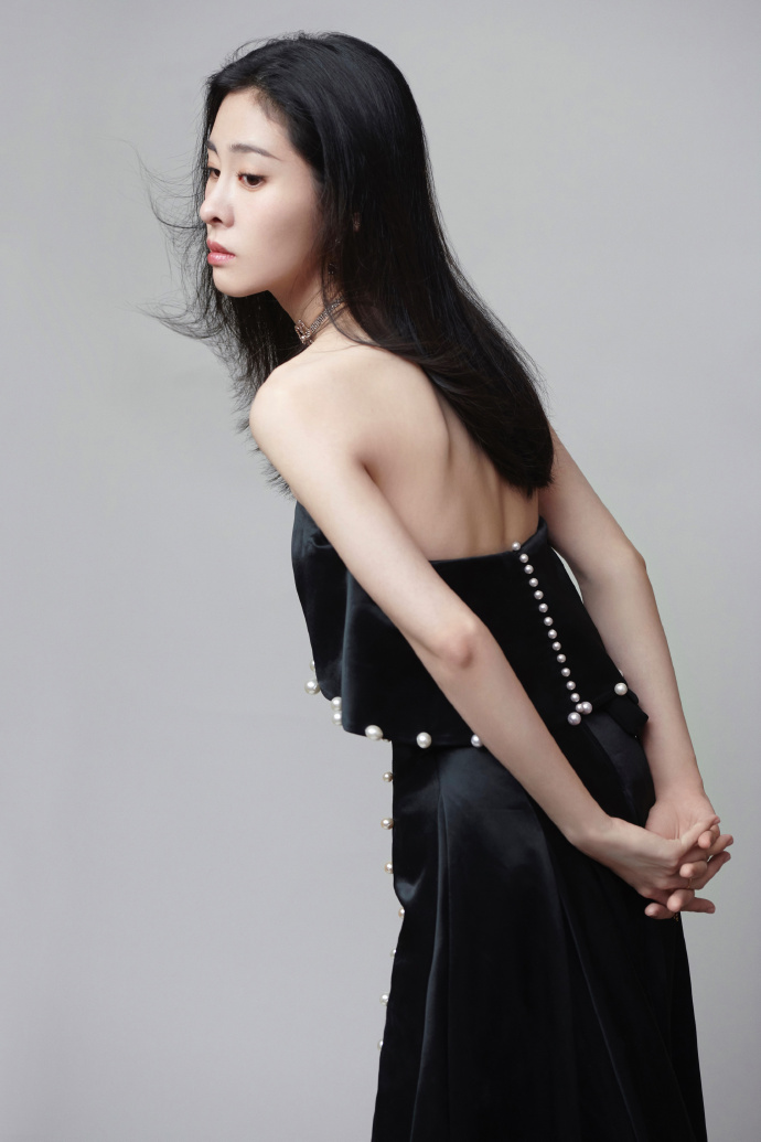 原创张碧晨穿露背裙太"敞亮",歌声美打扮够大胆,难怪和张杰闹绯闻