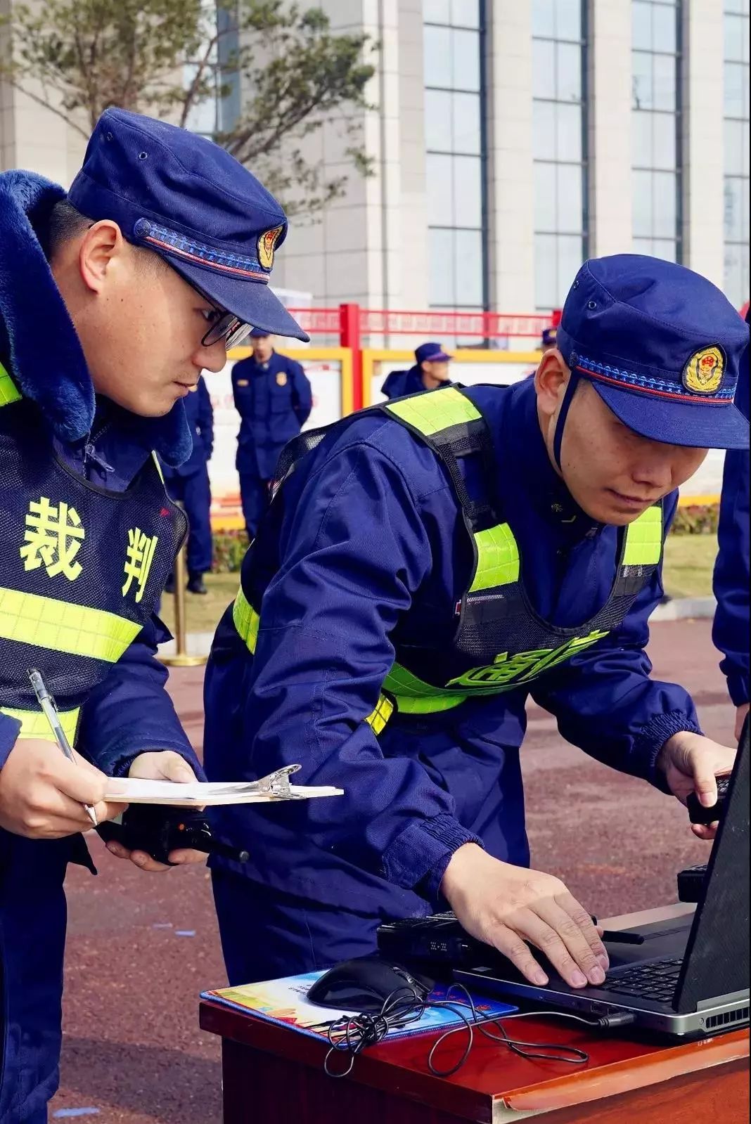 和技能三大類,主要包括綜合體能,單人攀爬六米拉梯,一人三帶射水打靶