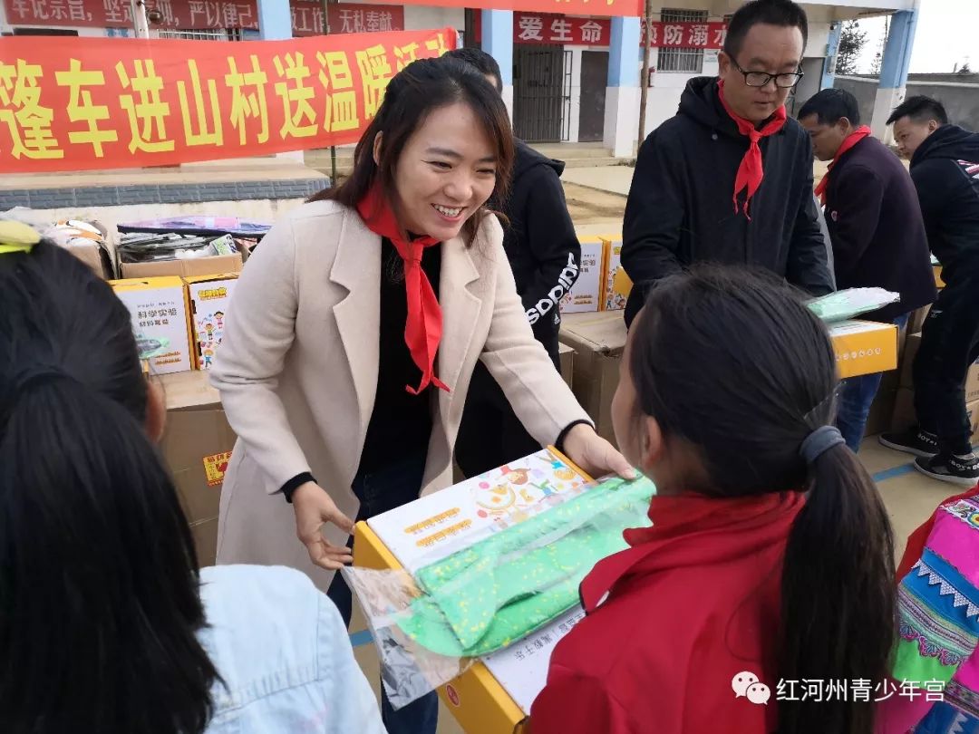 共青团红河州委书记李媛(中),昆明北清中科教育有限公司红河分公司