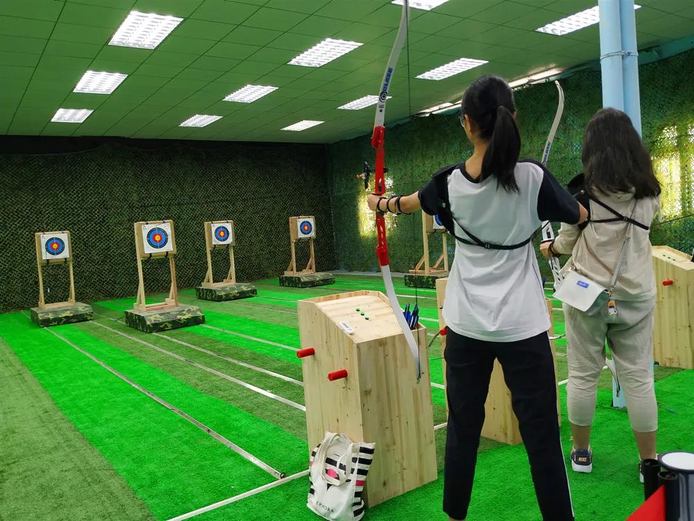 了先进的真人cs装备,配备水弹枪和激光枪,多模式的战斗,强悍的射击感
