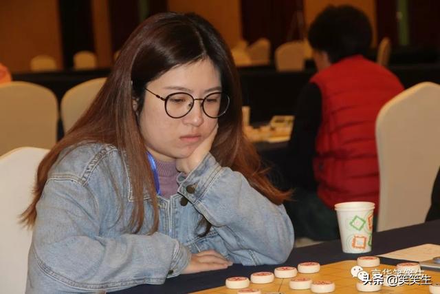 女子组进行最后一轮,积分榜上,张婷婷唐思楠同积14分,两人争夺亚军