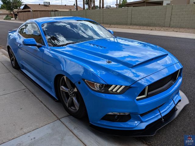 采用定制"亮蓝色"车漆的2017款福特mustang,满满的街头回头率!