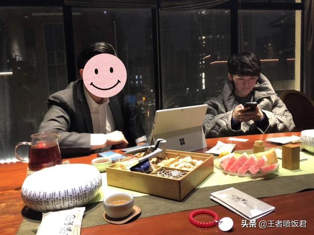 jkl喝茶图出炉身旁疑似lpl战队高管阿水表情让人意外