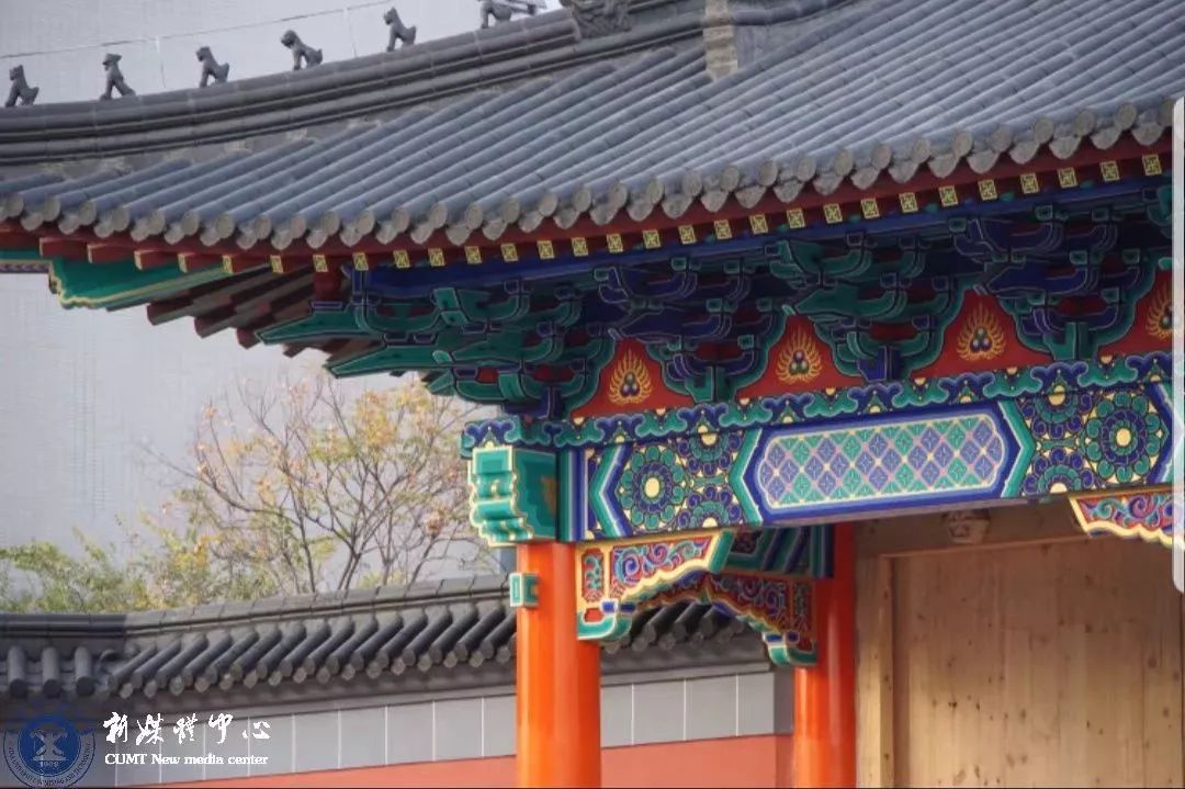 明亮的灯直到快门禁时才熄灭那里的生意总是很好学校附近的小南门总给