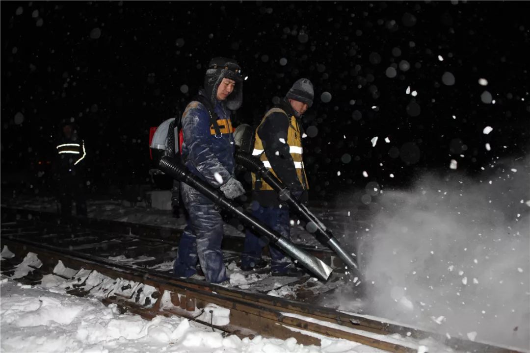 下雪啦铁路人打开雪天的方式是这样滴