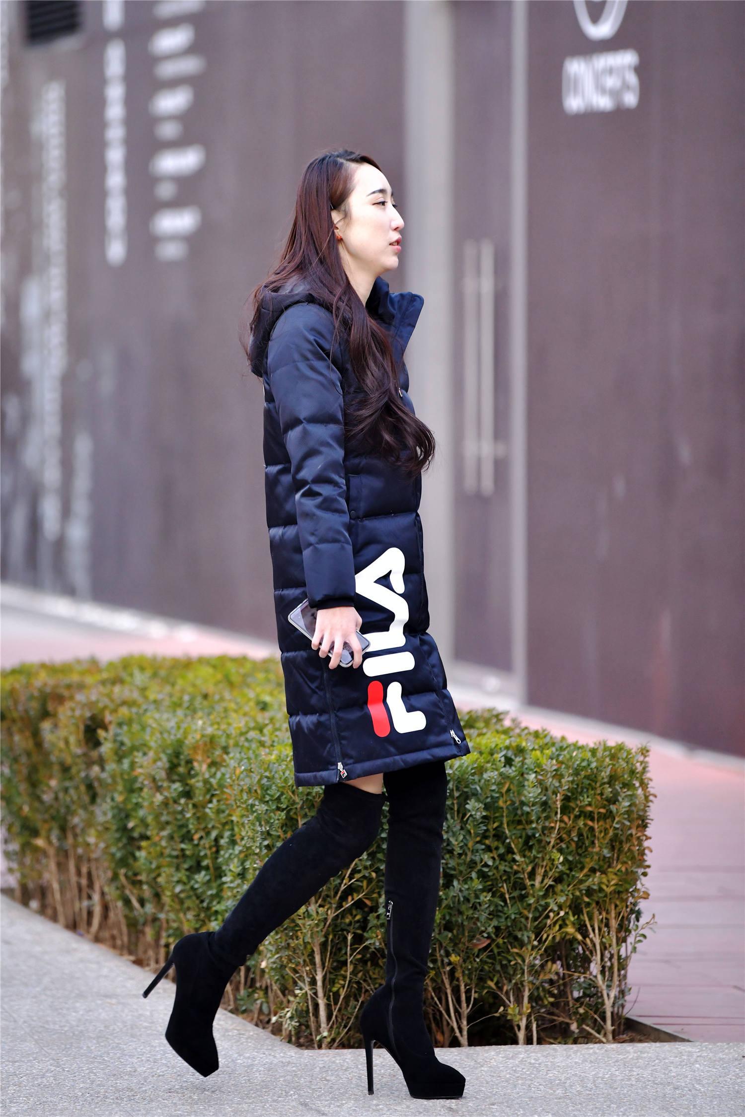 冬天穿过膝靴保暖时尚,高跟和平底款式,哪一款更容易穿出气质?