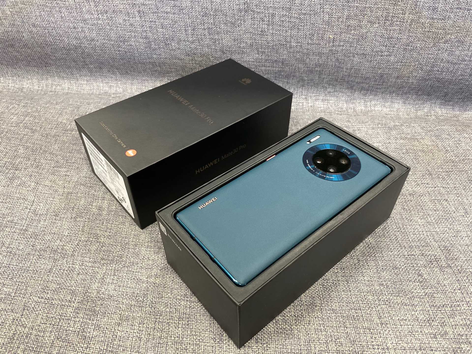 原创华为mate30pro素皮版开箱体验上手的瞬间这颜值才配叫旗舰